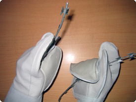 [эффективная защита при помощи защитной перчатки для работы с колючей лентой